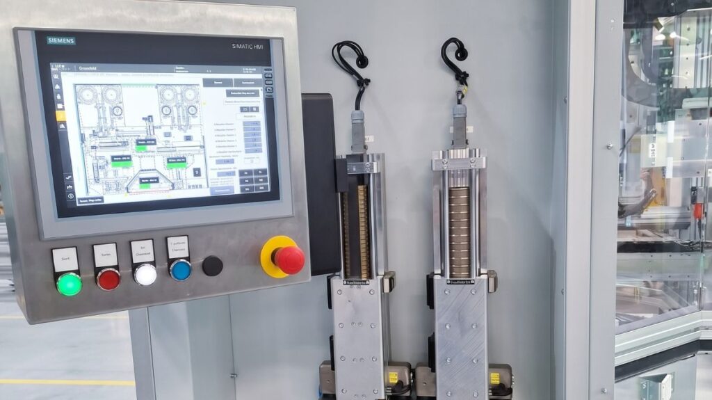 Montageanlage für die Getriebemontage mit Bedienpanel